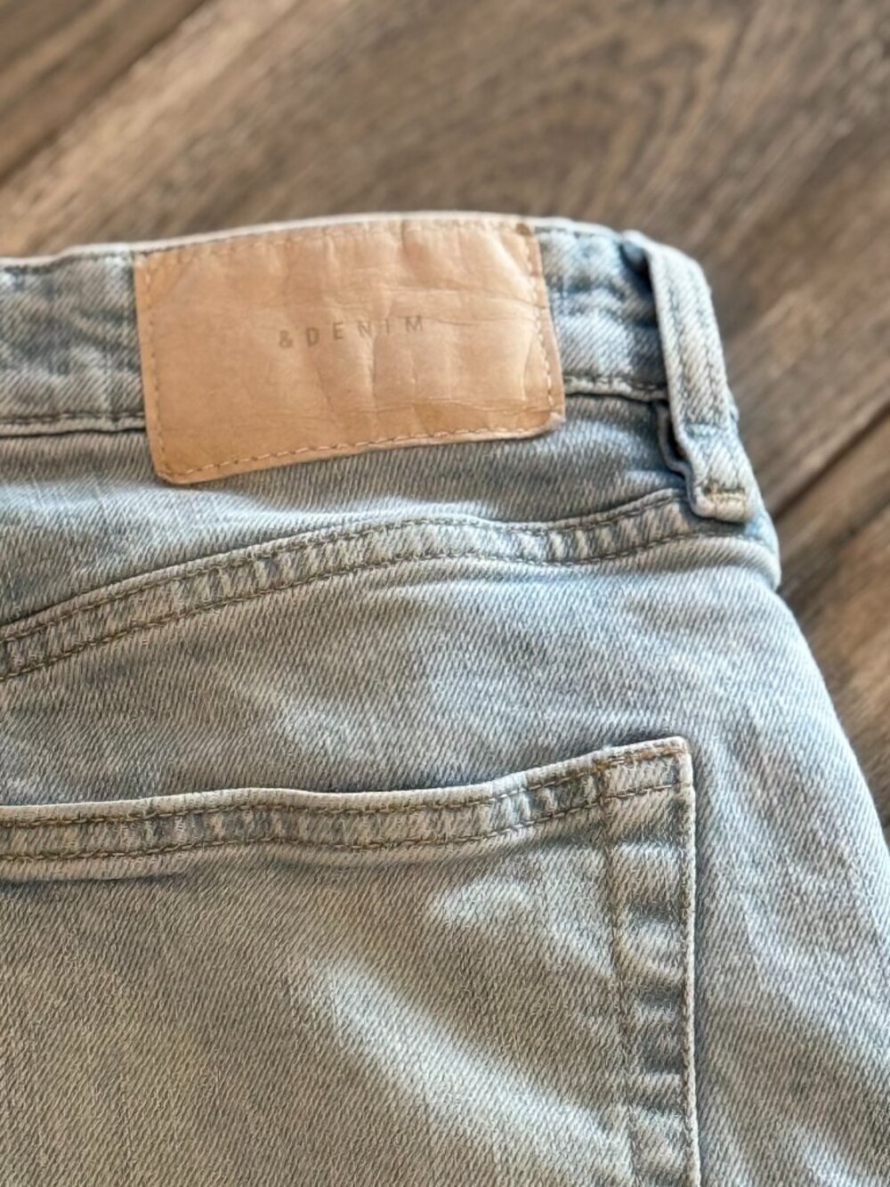 &Denim H & M Ladies Size 6 Mom Jeans Ultra High Waist Light wash